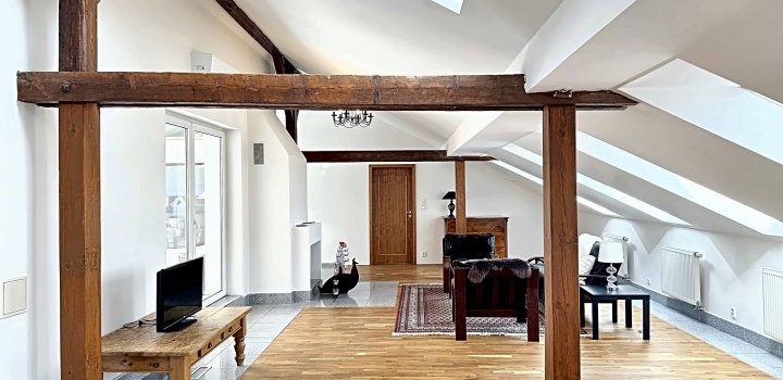 Mezonetový zařízený byt 5+kk na pronájem-Praha