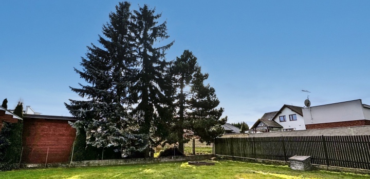 Sousední pozemky s rodinnými domy na prodej