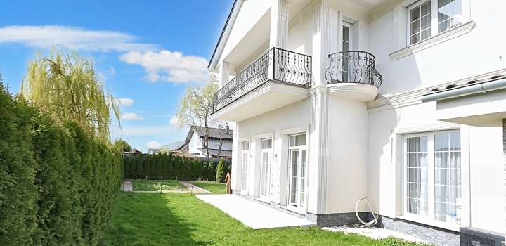 Prodej luxusní vily 7+kk, Praha východ - 370m2