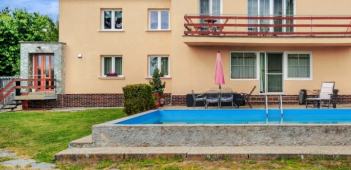 Prodej rodinného domu s bazénem Praha 9 – 272