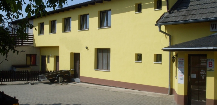 Prodej komplexu s tenisovými kurty, v okolí