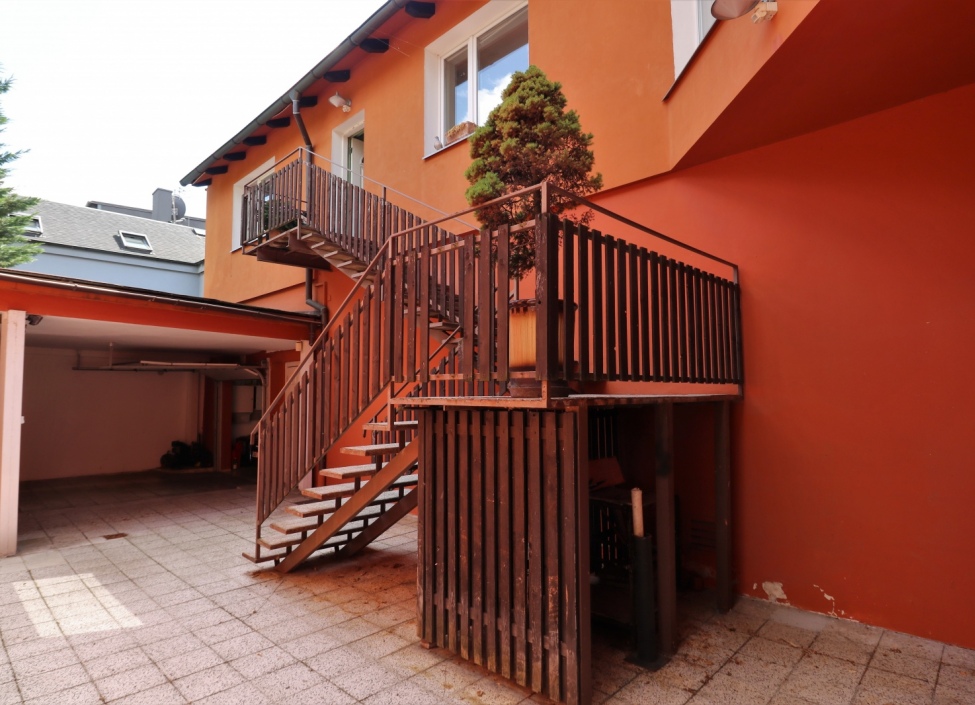 Prodej bytového domu s restaurací, Praha 8 - 489m 0