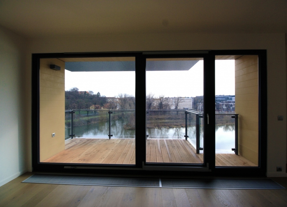 Luxusní byt u řeky s balkonem 92m 1