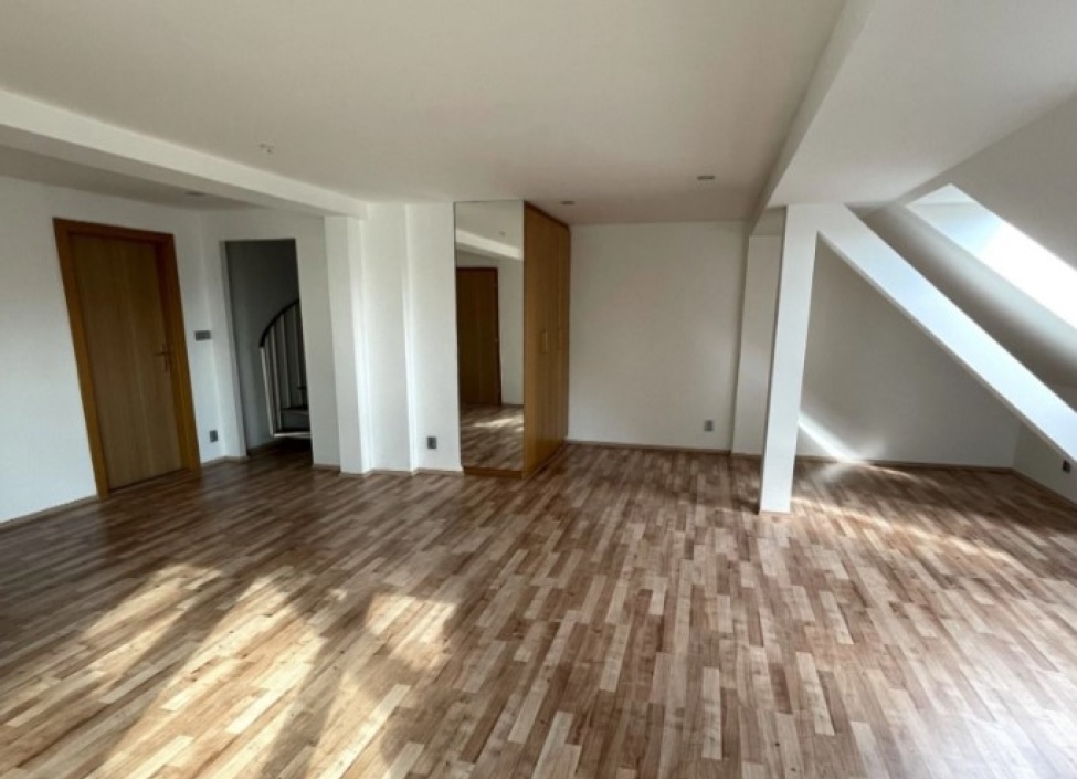 Pronájem bytu 3+1, Praha 2 – 120 m2 1