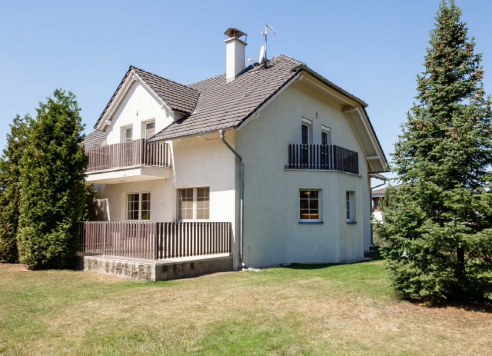 Pronájem Rodinného domu 6+1 - 300m2 - Průhonice 0