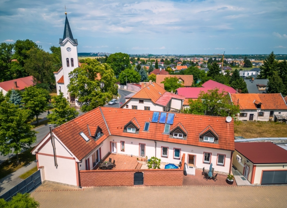 Sale of commercial office space with land of 1596 m2 - Čestlice 7