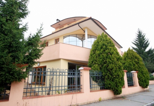 Luxusní vila k pronájmu Praha 8 - 1655 m²